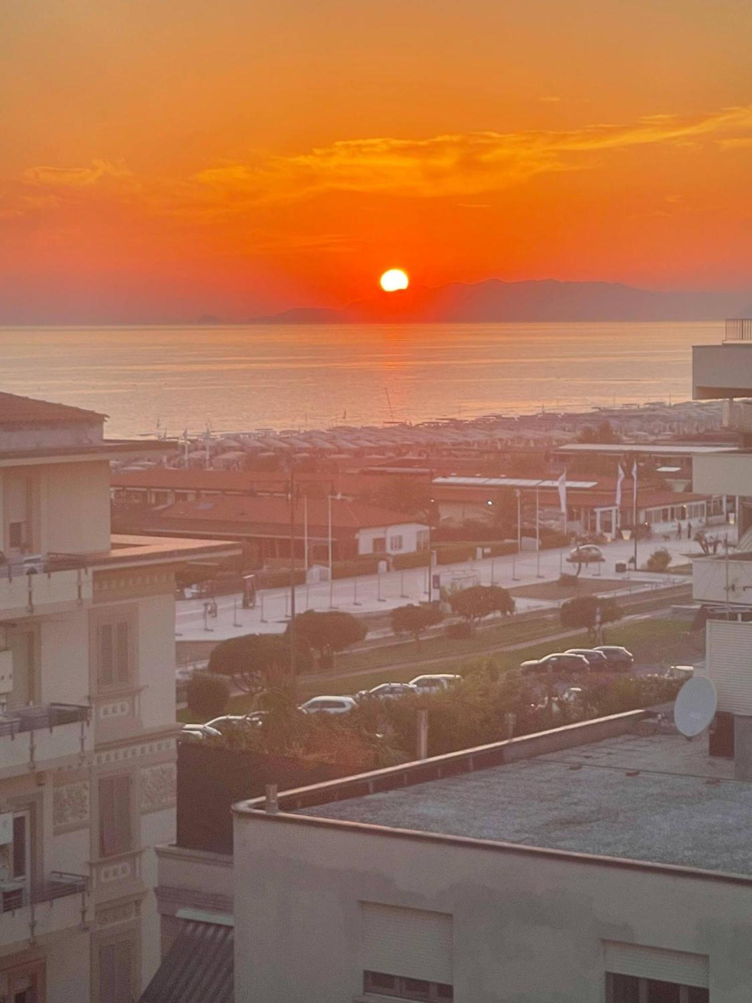 Room In Guest Room - Viareggio Old Style Sea View エクステリア 写真